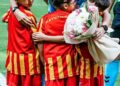 Kayserispor - Batman Petrolspor maçı öncesi hakem Albayrak’a çiçek verildi