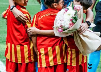 Kayserispor - Batman Petrolspor maçı öncesi hakem Albayrak’a çiçek verildi