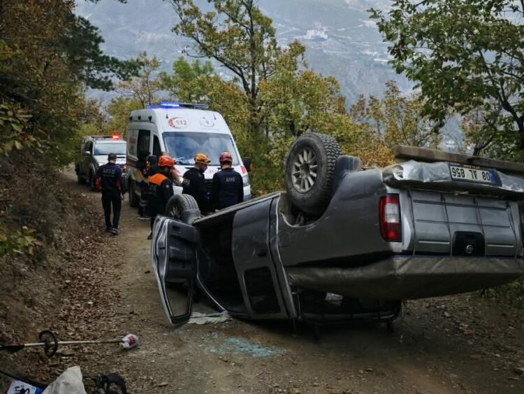 Freni tutmayan kamyonet takla attı; 2 yaralı