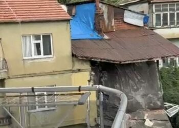 Sağanak nedeniyle dün bir duvarı yıkılan ev bugün çöktü