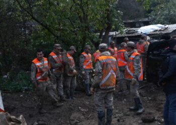 Ayazağa'da jandarma ekipleri sel sonrası temizlik çalışmalarına katıldı