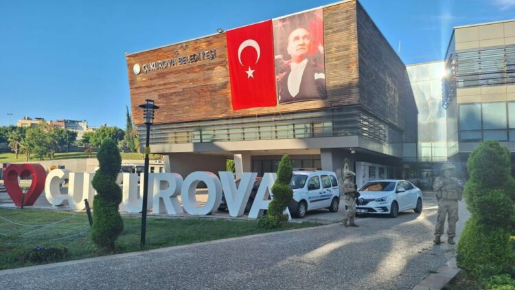 Adana'da Çukurova Belediyesi'ne operasyon: 44 gözaltı