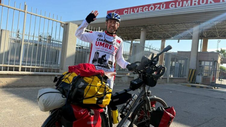 Rüyasını gerçekleştirmek için umreye giden bisikletli, Suriye'ye geçti