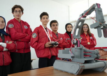Geliştirdikleri paletli kargo taşıma robotuyla TEKNOFEST’te birinci oldular
