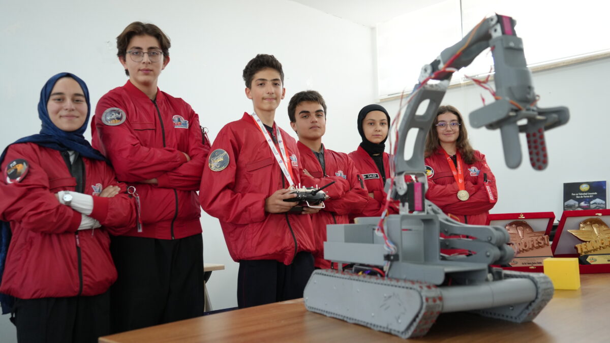 Geliştirdikleri paletli kargo taşıma robotuyla TEKNOFEST’te birinci oldular