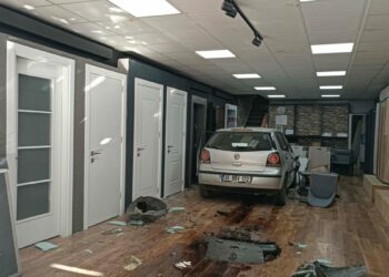 Otomobil, parke ve kapı satışı yapılan iş yerine daldı
