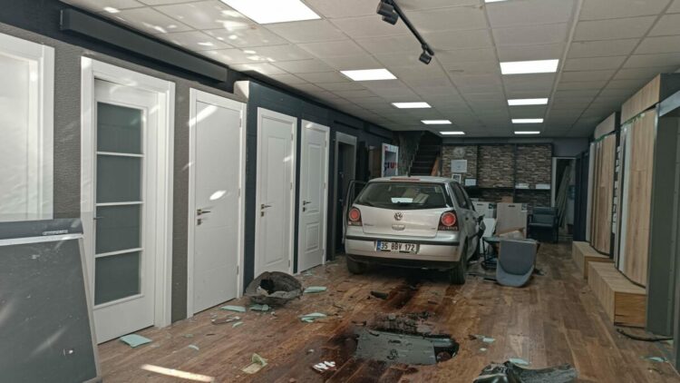 Otomobil, parke ve kapı satışı yapılan iş yerine daldı