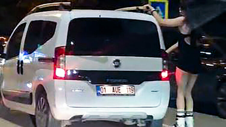Adana'da patenle tehlikeli yolculuk kamerada