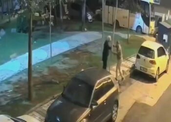 Sultangazi’de park ettikleri aracın yanındaki ‘yaya geçidi’ levhasını söktüler