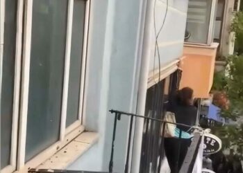 Beyoğlu’nda 'İmdat polis yok mu' diye bağırdı; çıktığı otel tabelasından düşerek yaralandı