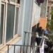 Beyoğlu’nda 'İmdat polis yok mu' diye bağırdı; çıktığı otel tabelasından düşerek yaralandı
