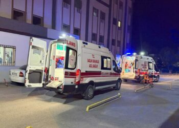 Otomobil ile motosiklet çarpıştı; 1'i ağır, 2 yaralı