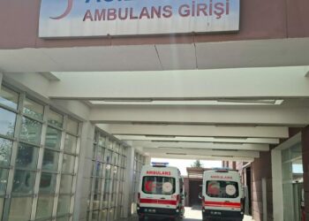 Merdiven boşluğuna düşen inşaat işçisi ağır yaralandı
