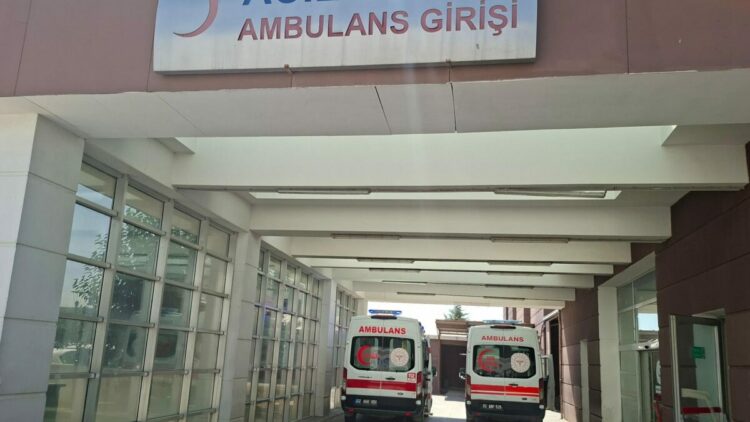Merdiven boşluğuna düşen inşaat işçisi ağır yaralandı