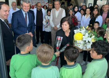 Emekliye ayrılan öğretmene okulunda duygusal veda