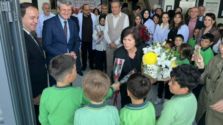 Emekliye ayrılan öğretmene okulunda duygusal veda