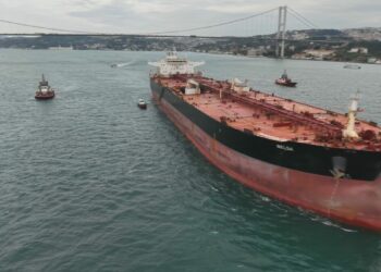 Rusya'da İHA saldırısına uğrayan ‘Nelsa’ isimli tanker İstanbul Boğazı’ndan geçti / Geniş haber