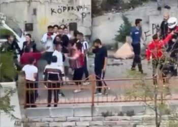 Kağıthane'de 4 çocuğu 'Kuş göstereceğim' yalanıyla kandırmaya çalışan 2 şüpheli kendilerini otoparka kilitledi / Aktüel görüntüyle