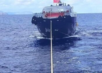 Datça açıklarında sürüklenen tekne kurtarıldı