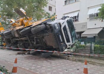 Kadıköy'de devrilen vinç 11 katlı binaya ve 2 araca çarptı / Geniş haber