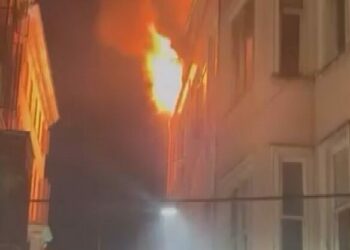 Beyoğlu'nda 6 katlı binada çıkan yangın söndürüldü