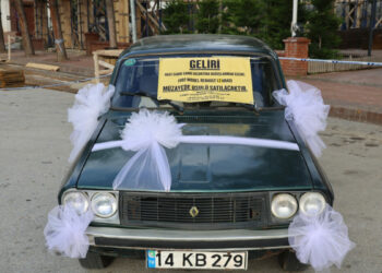 1982 model otomobilini cami inşaatına destek için satışa çıkardı