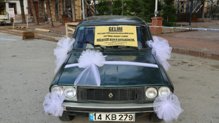 1982 model otomobilini cami inşaatına destek için satışa çıkardı