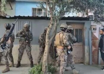 İzmir’de FETÖ operasyonlarında 16 gözaltı