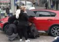 Otomobilin çarptığı anne ile kızına çevredekiler şemsiye tuttu