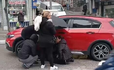 Otomobilin çarptığı anne ile kızına çevredekiler şemsiye tuttu