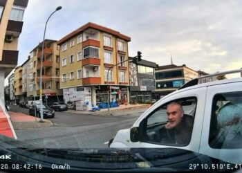 Ümraniye’de trafikte yol verme tartışması; 'Arabanı parçalarım senin'
