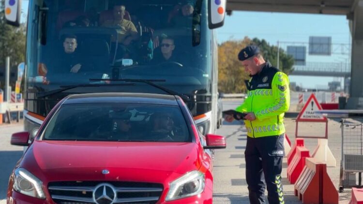 WhatsApp grubundan polis ve jandarma uygulama noktalarını paylaşan 10 şüpheli gözaltında