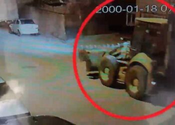 Kepçeyle Roma dönemine ait kaideyi çalan 3 şüpheli yakalandı