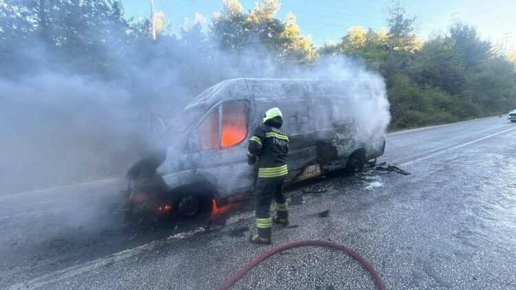 Bodrum’da okul servis minibüsü yandı
