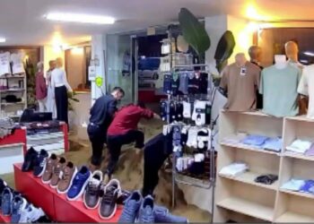 Ayazağa'da selde mağaza su içinde kaldı: 19 senenin 1-2 dakikada yok olması acı verici