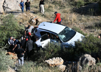 Seyir terasında 30 metreden yuvarlanan otomobilin sürücüsü yaralandı