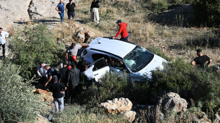 Seyir terasında 30 metreden yuvarlanan otomobilin sürücüsü yaralandı