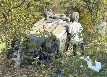 Hafif ticari araç, bahçeye devrildi; eşi öldü, sürücü yaralı