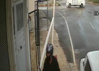 Motosikletiyle çarptığı su borusu başına düştü