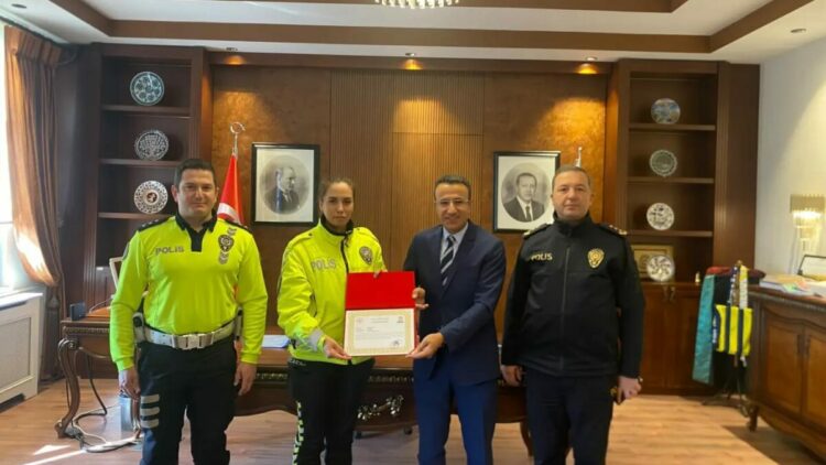 Yaralı ıslanmasın diye başında şemsiyeyle bekleyen kadın polise başarı belgesi