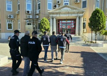Didim'de 25 kaçak göçmen yakalandı; 3 organizatör tutuklandı