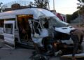 Arnavutköy'de servis minibüsü park halindeki hafriyat kamyonuna çarptı: 9 yaralı
