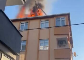 Ataşehir’de 4 katlı binanın çatısı alev alev yandı