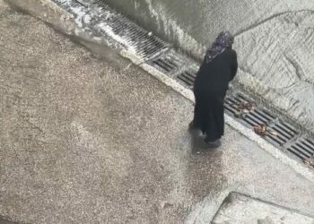 Yalova'da sağanakta tıkanan mazgalı temizleyen kişiyi, Vali Usta ziyaret etti