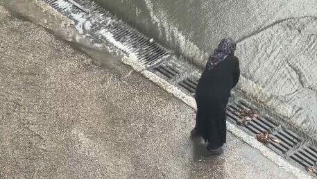 Yalova'da sağanakta tıkanan mazgalı temizleyen kişiyi, Vali Usta ziyaret etti