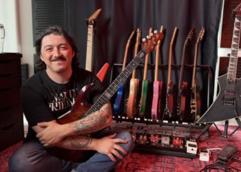 Tutkusu olan müziği seçti, arkadaşlarıyla kurduğu online platformla binlerce kişiye gitar dersi veriyor