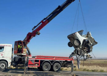 Otomobiller kafa kafaya çarpıştı: 4 ölü, 4 yaralı