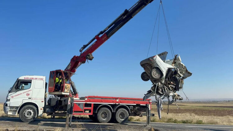 Otomobiller kafa kafaya çarpıştı: 4 ölü, 4 yaralı
