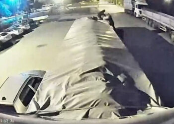 TIR’dan şeker hırsızlığı kamerada
