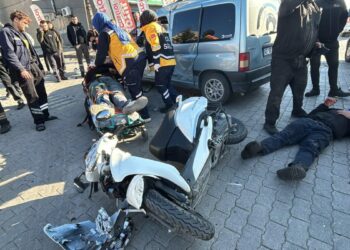 Hafif ticari araç ile motosiklet çarpıştı; 1'i ağır, 2 yaralı